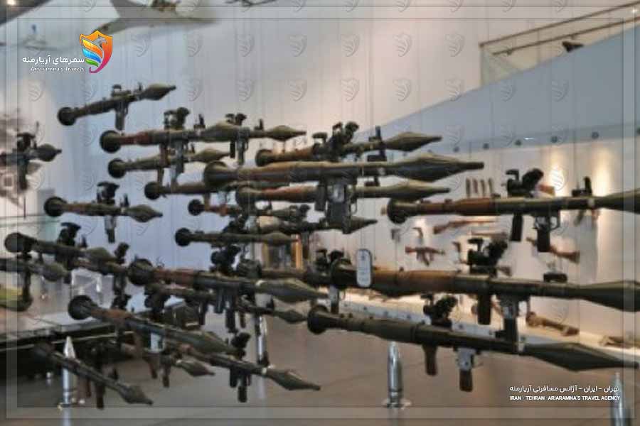نمایی از تفنگ ها در موزه جنگ تهران